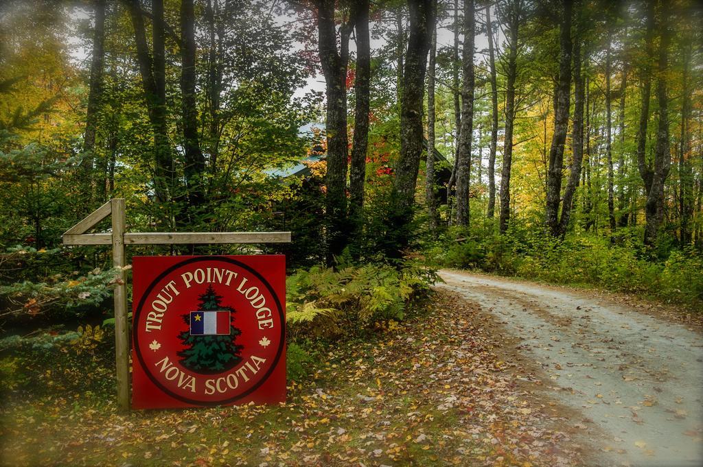 Trout Point Lodge Of Nova Scotia East Kemptville Exteriör bild